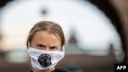 Aktivis iklim asal Swedia, Greta Thunberg, berpartisipasi dalam demo "Jumat untuk Masa Depan" di depan gedung parlemen Swedia (Riksdagen) di Stockholm, 25 September 2020. (Foto: Jonathan Nackstrand/AFP)