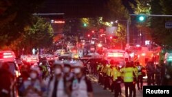 29일 핼러윈을 앞두고 인파가 몰리면서 대규모 인명 피해가 발생한 서울 이태원 현장 주변에 구조대원과 경찰들이 모여있다.