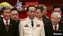 Majelis Nasional Vietnam memilih seorang pejabat tertinggi kepolisian, Tran Dai Quang (tengah) menjadi presiden, hari Sabtu (2/4). 