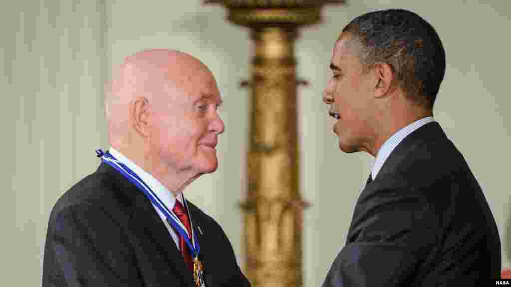 Presiden AS Barack Obama menyelamati mantan pilot Korps Marinir, astronot dan Senator John Glenn setelah memberinya Medali Kebebabasan, 29 Mei 2012, dalam upacara di Gedung Putih di Washington. (NASA/Bill Ingalls)