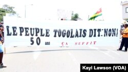 "Le peuple togolais dit non : 50 ans, ça suffit", indique une banderole lors de la marche des opposants à Lomé, Togo, 20 septembre 2017. (VOA/Kayi Lawsom)