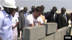 Lionel Messi pose une brique du futur stade de Port-Gentil.