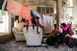 Djeca, eritrejski tražitelji azila, prvi put nakon nekoliko dana sjede ispred svog stana u Ashdodu u Izraelu prije nego što su u utorak, 18. maja, širom grada i drugih područja zazvonile sirene upozorenja na rakete iz pojasa Gaze, 18. maj.