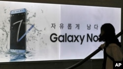 A visitor passes by an advertisement of the Samsung Electronics Galaxy Note 7 smartphone at its shop in Seoul, South Korea, Oct. 11, 2016. 