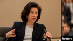 美国商务部长雷蒙多(Gina Raimondo)在访问菲律宾期间在马尼拉的美菲商业协会讲话。（2024年3月12日）