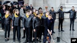 ប្រធានាធិបតី​បារាំង​អុជភ្លើង​​នៅ Arc de Triomphe កាលពី​ថ្ងៃទី​១១ ខែ វិច្ឆិកា ឆ្នាំ ២០១៨។