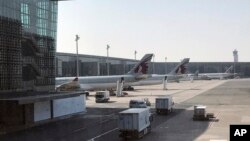 Pesawat milik Qatar Airways parkir di Bandara Internasional Hamad di Doha, Qatar, 16 Juni 2017. 