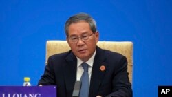 АРХИВА - Говор на кинескиот премиер Ли Кианг зборува додека тој претседава со дијалогот „1+10“ за градење консензус за развој за промовирање на заедничкиот глобален просперитет, во државниот гостил Диаојутаи во Пекинг, 9 декември 2024 година.