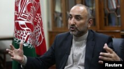 Dalam foto 24 Oktober 2015, Penasihat Keamanan Nasional Afghanistan, Mohammad Hanif Atmar, berbicara kepada Associated Press, di Kabul, Afghanistan. 
