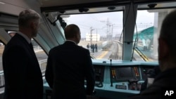 Presiden Rusia Vladimir Putin menaiki kereta api yang melintasi jembatan yang menghubungkan Rusia dan semenanjung Krimea (foto: ilustrasi). 