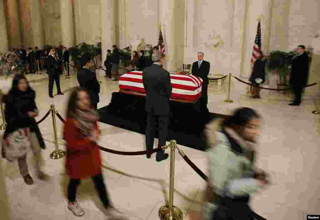 Members of the public file in to view the casket containing the remains of the late U.S. Supreme Court Justice Antonin Scalia as it lies in repose in the Great Hall of the Supreme Court in Washington, Feb. 19, 2016.