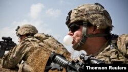 Tentara Amerika meninggalkan Bandara Internasional Hamid Karzai di Kabul, Afganistan pada Senin (30/8). (Foto: Reuters)