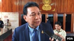 លោក ម៉ម ប៊ុននាង អ្នក​នាំ​ពាក្យ​ព្រឹទ្ធសភា ផ្តល់​បទសម្ភាសន៍​ដល់​អ្នកសារព័ត៌មាន​ក្រោយការ​ប្រជុំ​អនុម័ត​វិសោធនកម្ម​ច្បាប់​ស្តីពី​គណបក្ស​នយោបាយ ដែល​បើក​ផ្លូវ​ឲ្យ​មន្រ្តី​គណបក្ស​ប្រឆាំង​១១៨​រូប​ អាច​ចូល​ធ្វើ​នយោបាយ​វិញ​បាន។ (កាន់ វិច្ឆិកា/VOA) 