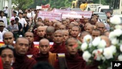 Ratusan Biksu melakukan unjuk rasa di Rangoon, Burma, memprotes kekerasan atas umat Budha di Bangladesh (8/10).