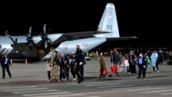 Ljudi koji su evakuisani iz Afganistana stižu na međunarodni aerodrom u Prištini, Kosovo, 29. augusta 2021. godine.