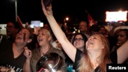 ប្រជា​ជន​ប្រារព្ធពិធីអប​អរ​បន្ទាប់​ពីមាន​ការ​ប្រកាស​ពី​មរណភាព​របស់​មេដឹក​នាំ​បដិវត្ដ​លោក Fidel Castro ក្នុង​ភូមិ​ Little Havana ទីក្រុង Miami រដ្ឋ Florida កាល​ពី​ថ្ងៃទី​២៦ វិច្ឆិកា ២០១៦។