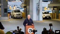 존 켈리 미 국토안보부장관이 지난 10일 샌디에이고의 멕시코 접경 출입국관리소에서 열린 기자회견에서 발언하고 있다.