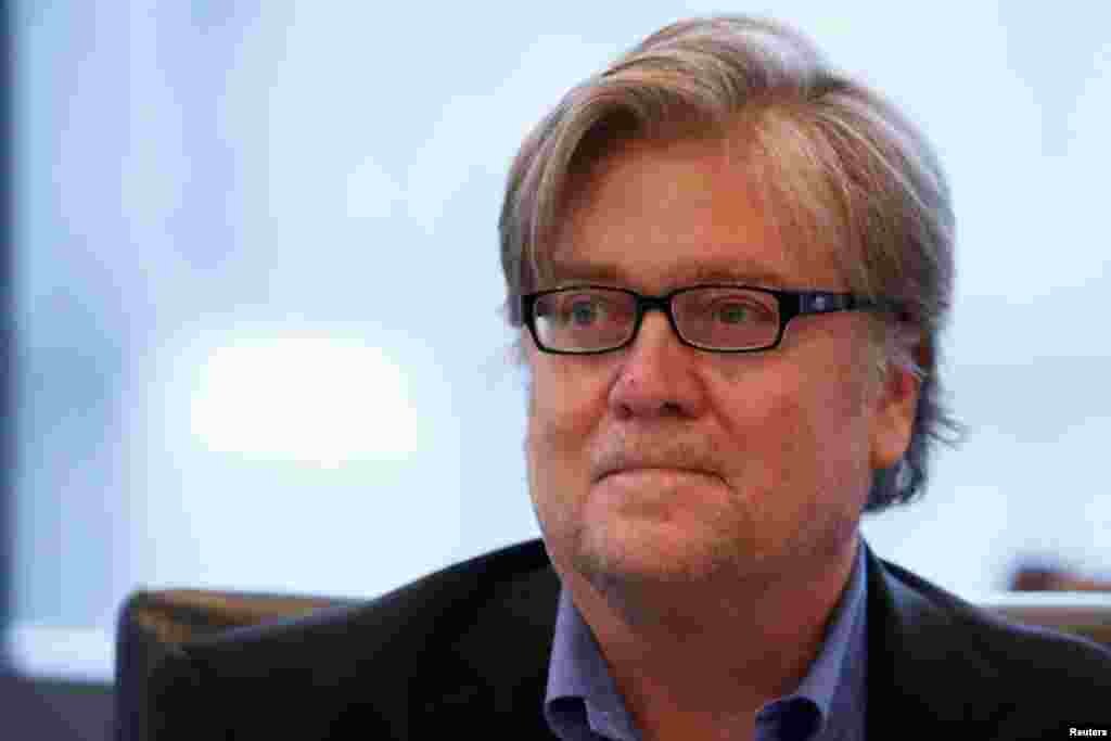 Stephen Bannon telah ditunjuk sebagai kepala strategi dan konselor senior Trump. Sebelum ia menjadi kepala eksekutif kampanye Trump bulan Agustus lalu, ia mengepalai Breitbart News, laman dan corong gerakan alt-right, konfederasi sayap kanan yang mencakup nasionalis garis keras, neo-Nazi, supremsi kulit putih dan anti-Semitis. (Reuters/Carlo Allegri)