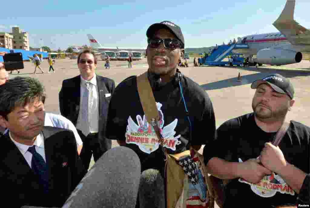 Dennis Rodman tiba di bandara Pyongyang, dalam foto yang dirilis oleh Kyodo, Selasa (3/9).