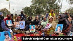 ماه رنګ بلوڅ د جبري بې درکه بلوڅانو د کورنیو له ښځو سره ناسته ده.