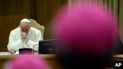 Le pape François participe à la session matinale de deux semaines de synode sur la famille au Vatican, lundi le 13 octobre 2014. (AP Photo/Gregorio)