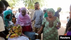 Des votants sont au bureau de vote à Bamako, Mali, le 20 novembre 2016.