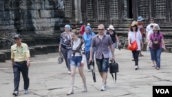 រូបឯកសារ៖ មគ្គុទេស​ទេស​ចរណ៍​ម្នាក់​ដឹក​នាំ​​ភ្ញៀវ​ទេសចរណ៍​នៅ​ប្រសាទ​បាយ័ននៃ​ខេត្ត​សៀមរាប ​នៅ​ថ្ងៃសៅរ៍ ទី១៦ ខែ​កក្ដដា ឆ្នាំ​២០១៦។ (ឡេង ឡែន/VOA)