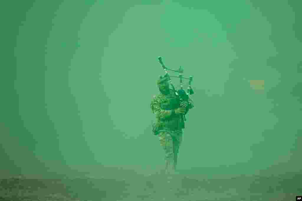 یک سرباز اسکاتلندی در پایان تمرینات نظامی بزرگ ناتو تحت عنوان &quot;دارت ثابت قدم&quot;در شرق رومانیا در حال نواختن توله.&nbsp;