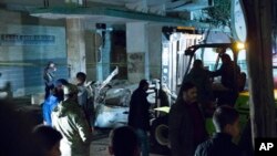 Des agents de sécurité se rassemblent sur le site d'un attentat à la voiture près de l'ambassade d'Italie à Tripoli, en Libye, le 21 janvier 2017.