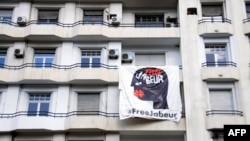Une bannière est affichée dans les rues de Tunis en soutien à un journaliste arrêté, le 21 février 2014.