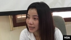 នាង ខុម ចាន់ដារាទី ថ្លែង​នៅ​ក្នុង​សន្និសីទ​សារព័ត៌មាន​ដែល​រៀបចំ​ឡើង​ដោយ​អង្គការ​អាដហុក កាលពី​ថ្ងៃច័ន្ទ ទី១៨ ខែ​មេសា ឆ្នាំ២០១៦។ (ផន បុប្ផា/VOA)