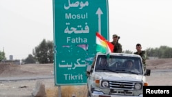 Anggota pasukan keamanan Kurdi berpatroli di wilayah sekitar Kirkuk (Foto: dok). Pasukan Kurdi menduduki dua ladang minyak dekat Kirkuk, Jumat pagi (11/7).