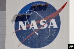 미국 플로리다주 케네디 우주센터의 조립동 외벽에서 항공우주국(NASA·나사) 로고를 재도색하고 있다. (자료사진)
