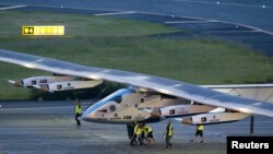 Pesawat tenaga surya Solar Impulse 2 diparkir di bandara Nagoya, Jepang, (24/6).