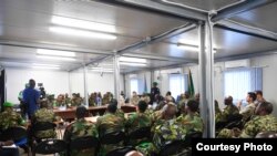 Maafisa wa ngazi ya juu wa jeshi la kulinda amani la Umoja wa Afrika (AMISOM) nchini Somalia wakishirikiana na washirika wa kimataifa katika mkutano mkakati Mogadishu, Somalia, Feb. 15, 2019. (O. Abdisalan/AMISOM)