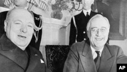 지난 1941년 12월 프랭클린 루즈벨트(오른쪽) 대통령이 백악관에서 윈스턴 처칠 영국 총리와 환담하고 있다.