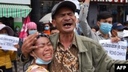 រូបឯកសារ៖ ក្រុម​អ្នក​គាំទ្រ​លោក រ៉ុង ឈុន ប្រធាន​សហភាព​សហជីព​កម្ពុជា​ លើក​បដា​ ក្នុង​ពេល​តវ៉ា​ទាមទារ​ឲ្យ​ដោះលែង​លោក នៅ​មុខ​តុលាការ​រាជធានី​ភ្នំពេញ ថ្ងៃ​ទី១ ខែសីហា ឆ្នាំ​២០២០។