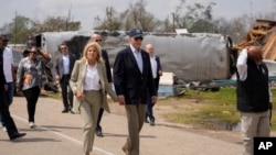 Predsjednik Džo Bajden i prva dama SAD Džil obilaze Roling Fork u Misisipiju (Foto: AP/Carolyn Kaster)