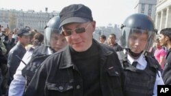 Polisi Rusia menahan seorang aktivis oposisi dalam unjuk rasa di Moskow (9/5).
