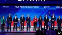 지난 9월 민주당 대선 경선 주자들이 텍사스주 휴스턴의 텍사스 서던 대학에서 열린 3차 TV 토론회에 참석했다. 왼쪽부터 에이미 클로부처 상원의원, 코리 부커 상원 의원, 피트 부티지지 인디애나주 사우스벤드 시장, 버니 샌더스 상원의원, 조 바이든 전부통령, 엘리자베스 워런 상원의원, 카멀라 해리스 상원의원, 기업인 앤드루 양, 베토 오뤄크 전 연방 하원의원, 훌리안 카스트로 전 주택개발부 장관이 무대에 서 있다. 
