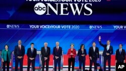 민주당 대선 경선 주자들이 12일 텍사스주 휴스턴의 텍사스 서던 대학에서 열린 민주당 대선 경선후보 3차 TV 토론회에 참석했다. 왼쪽부터 에미리 클로부처 상원의원, 코리 부커 상원 의원, 피트 부티지지 인디애나주 사우스벤드 시장, 버니 샌더스 상원의원, 조 바이든 전부통령, 엘리자베스 워런 상원의원, 카말라 해리스 상원의원, 기업인 앤드루 양, 베토 오뤄크 전 연방 하원의원, 훌리안 카스트로 전 주택개발부 장관이 무대에 서 있다. 