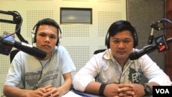 លោក ថុន រដ្ឋា (ឆ្វេង) និង​លោក ចេក នីត្រា (ស្តាំ) សកម្មជន​ចលនា​មាតា​ធម្មជាតិ ចូល​រួម​ជា​វាគ្មិន​ពិភាក្សា​អំពី​«សកម្មភាព​បូម​ខ្សាច់​ក្នុង​ខេត្ត​កោះកុង​និង​បណ្តឹង​ប្រឆាំង​នឹង​សកម្មជន​មាតា​ធម្មជាតិ» នៅ​ក្នុង​កម្មវិធី Hello VOA​ «ពិសេស‍» កាល​ពី​ថ្ងៃ​សុក្រ ទី​២៩ ខែ​មករា ឆ្នាំ​២០១៦។ (លឹម សុធី/VOA) 