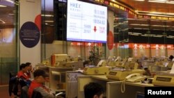 A display board shows the falling Hang Seng Index during morning trading on the first day of trading after Lunar New Year holidays at the Hong Kong Stocks Exchange in Hong Kong, China, Feb. 11, 2016. 