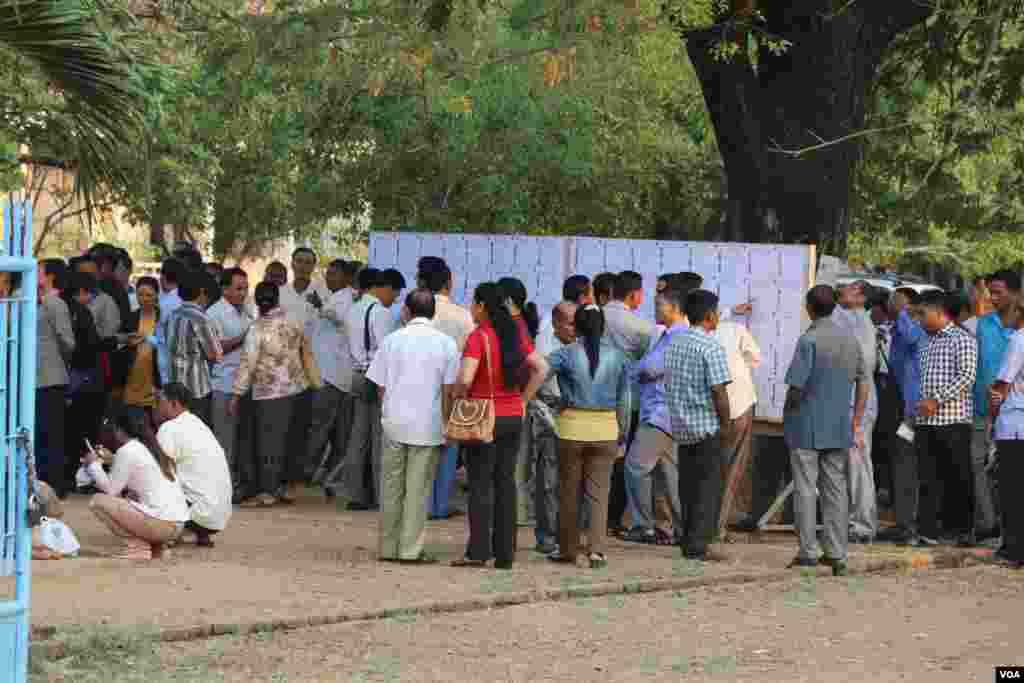 សមាជិកក្រុមប្រឹក្សាឃំុជាច្រើននាក់កំពុងចូលរួមបោះឆ្នោតព្រឹទ្ធសភា នៅ​មណ្ឌល​បោះឆ្នោត​សាលា​បឋមសិក្សា​កំពង់ធំក្រុង ក្នុង​ខេត្តកំពង់ធំ នា​​ព្រឹក​ថ្ងៃ​អាទិត្យ​ ទី២៥ ខែកុម្ភៈ ឆ្នាំ២០១៨។​​ (ស៊ុន ណារិន/VOA)