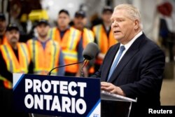 Kanadaning Ontario provinsiyasi rahbari Dag Niagara sharsharasiga yaqin joyda o'tayotgan tadbirda so'zlamoqda, 31-yanvar, 2025