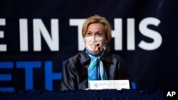 Koordinatorka Bele kuće za reagovanje na koronavirus, dr Debra Birks, učestvuje u okruglom stolu o donaciji plazme u sedištu Američkog Crvenog krsta 30. jula 2020. (AP Photo/Evan Vucci)