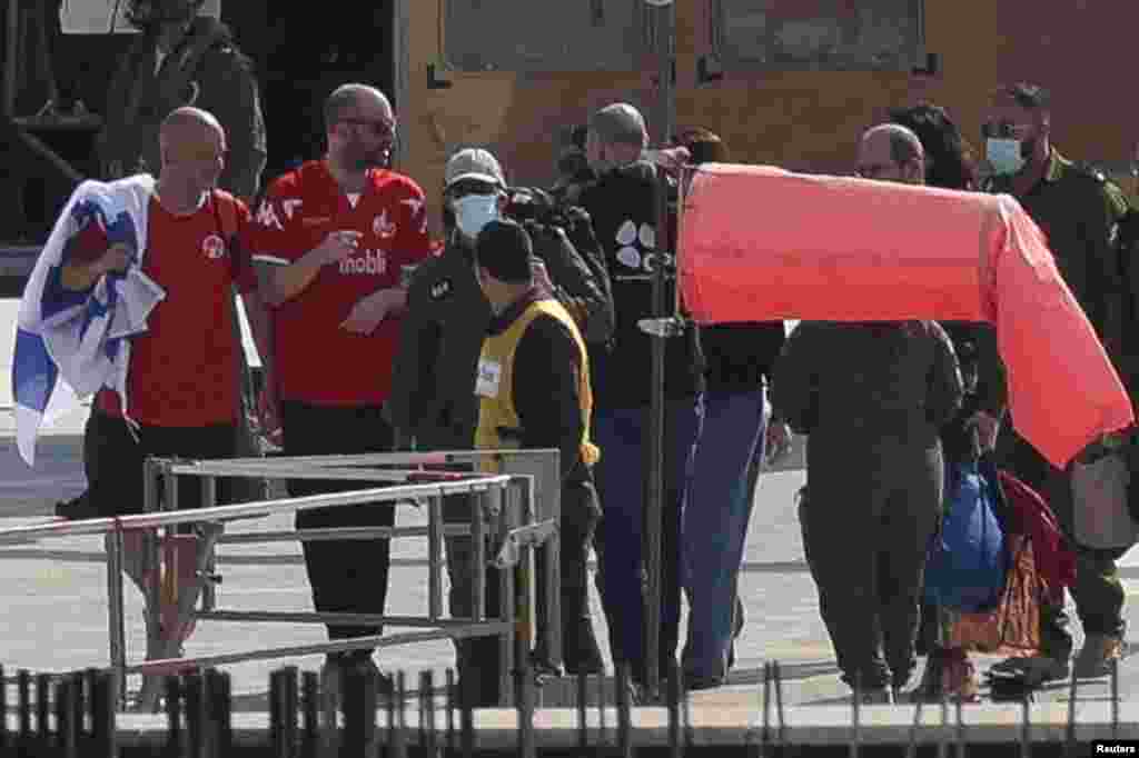 گروه حماس روز جمعه نام سه گروگان را پس از آن اعلام کرد که در اوایل هفته تهدید کرده بود که آنان را آزاد نخواهد کرد و اسراییل را به نقض توافق آتش&zwnj;بس متهم کرده بود.