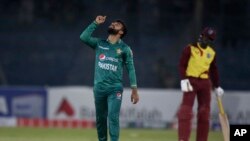 شاداب خان ویسٹ انڈیز کے کھلاڑی شمارا بروکس کی وکٹ لینے کے بعد خوشی کا اظہار کر رہے ہیں۔