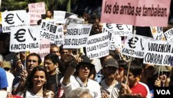 Para demonstran melakukan protes atas resesi ekonomi di Spanyol dalam unjuk rasa dekat gedung parlemen di Madrid (19/6).