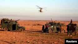 អ្នក​ចូលរួម​ដែល​ជា​ពលរដ្ឋ កម្មករ និង​តំណាង​អង្គការ​សង្គម​ស៊ីវិល ចូលរួម​ប្រារព្ធ​ទិវា​សិទ្ធិ​មនុស្ស​អន្តរជាតិ​លើកទី​៧១ នៅ​សួន​ប្រជាធិបតេយ្យ នៅ​ថ្ងៃ​ទី​១០ ខែ​ធ្នូ ឆ្នាំ​២០១៩។ (កាន់ វិច្ឆិកា/VOA)